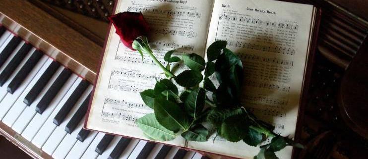 фотография - пианино, ноты, роза